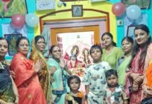 सिसवा में महिलाओं ने गाए श्रीकृष्ण के छठियार के मंगलगीत:देर रात तक चला आयोजन, बाल स्वरूप की पूजा कर मांगी सुख-समृद्धि