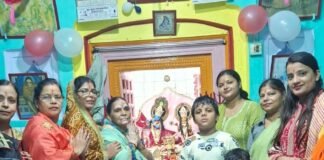 सिसवा में महिलाओं ने गाए श्रीकृष्ण के छठियार के मंगलगीत:देर रात तक चला आयोजन, बाल स्वरूप की पूजा कर मांगी सुख-समृद्धि