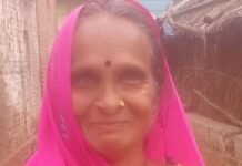 बरगदवा में तेज रफ्तार बाइक ने महिला को रौंदा, मौत:सड़क किनारे टहलते समय हुआ हादसा, ग्रामीणों ने बाइक चालक को पकड़ा