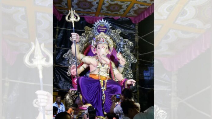 कुर्ला में ट्रॉली से 15 फुट ऊंची गणेश मूर्ति गिरने