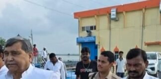 सांसद ने बाढ़ प्रभावित गांवों का दौरा:पंप हाउस से दर्जनों गांवों का हाल जाना, अधिकारियों को निर्देश दिए