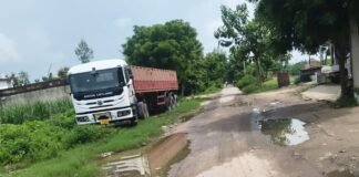 बस्ती के कप्तानगंज ब्लॉक में सड़क बदहाल:राहगीरों को परेशानी, गड्ढों में भरता पानी; ग्रामीणों ने मरम्मत की मांग की