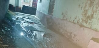 बस्ती के गंधरिया फैज गांव में सड़कें टूटकर जर्जर:भूतपूर्व प्रधान के घर से अंदर तक रास्ता खराब, लोगों को आने-जाने में परेशानी