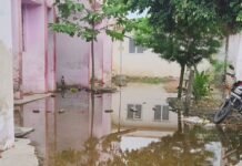 गिलौला सीएचसी परिसर में बारिश के बाद जलभराव:मरीजों, तीमारदारों और स्टाफ को परेशानी, प्रसव कक्ष तक जाना मुश्किल