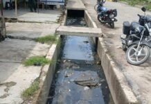 छावनी कस्बे में नाले के ढक्कन गायब:राहगीरों और दुकानदारों को परेशानी, हादसे की आशंका; SDM से शिकायत