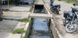 छावनी कस्बे में नाले के ढक्कन गायब:राहगीरों और दुकानदारों को परेशानी, हादसे की आशंका; SDM से शिकायत