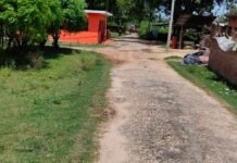 भैंसहा घाट मार्ग जर्जर, शव ले जाने में ग्रामीणों को:गड्ढों में तब्दील सड़क से आए दिन हो रहे हादसे, प्रशासन से मरम्मत की मांग