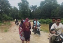 अधूरे पुल के घटिया बाईपास से आधा दर्जन राहगीर चोटिल:बाबागंज-मल्हीपुर मार्ग पर छह माह से बन रहा पुल अधूरा