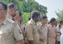 बस्ती में सड़क किनारे मिला युवक का शव:पुलिस शिनाख्त में जुटी, पैरों में रगड़ के निशान से हत्या की आशंका