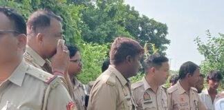 बस्ती में सड़क किनारे मिला युवक का शव:पुलिस शिनाख्त में जुटी, पैरों में रगड़ के निशान से हत्या की आशंका