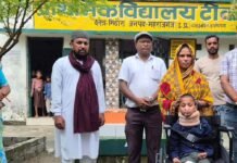 सड़क हादसे में पिता की मौत,बेटे के पैर खराब:निचलौल में व्हीलचेयर के सहारे स्कूल जाएगा कक्षा 3 का छात्र