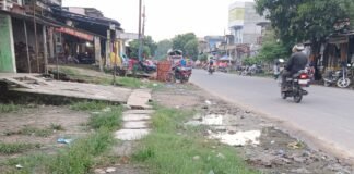 लेहड़ा बाजार में 5 साल से नहीं हुई नालियों की:गंदगी और दुर्गंध से लोग परेशान, संक्रामक बीमारियों का खतरा बढ़ा