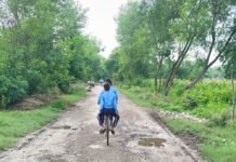 बहराइच में 2 महीने में उखड़ी दौलतपुर-वैबाही सड़क:ग्रामीणों ने PWD पर घटिया निर्माण का आरोप लगाया, अधिकारी ने बारिश को बताया कारण
