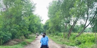 बहराइच में 2 महीने में उखड़ी दौलतपुर-वैबाही सड़क:ग्रामीणों ने PWD पर घटिया निर्माण का आरोप लगाया, अधिकारी ने बारिश को बताया कारण