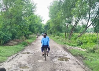 बहराइच में 2 महीने में उखड़ी दौलतपुर-वैबाही सड़क:ग्रामीणों ने PWD पर घटिया निर्माण का आरोप लगाया, अधिकारी ने बारिश को बताया कारण