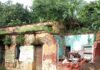शिकारी चौड़ा में जर्जर समिति भवन की छत गिरी:हादसा टला, धान-गेहूं खरीद केंद्र निजी दुकान में लगता है