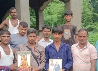 अवनीश अंबेडकर ने रविदास मंदिर में लगवाए महापुरुषों के चित्र:बस्ती के तरेता गांव में जन्मदिन पर बुद्ध, अंबेडकर, कांशीराम और रविदास जी के टाइल्स लगाए।