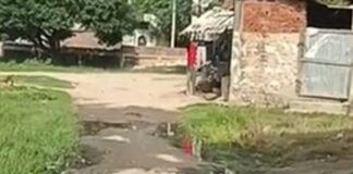 श्रावस्ती में सड़क पर गंदा पानी जमा:बंजारन पुरवा से नासिरगंज मार्ग पर जलभराव, ग्रामीणों को आने-जाने में दिक्कत