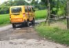 सड़क टूटने और जलभराव से लोग परेशान:मिठौरा के मधुबनी-परसामीर मार्ग पर गड्ढों से हादसे का डर, बच्चों को भी दिक्कत