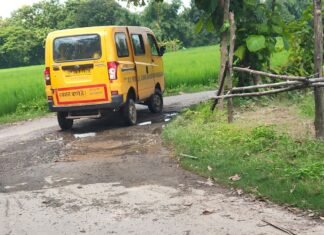 सड़क टूटने और जलभराव से लोग परेशान:मिठौरा के मधुबनी-परसामीर मार्ग पर गड्ढों से हादसे का डर, बच्चों को भी दिक्कत