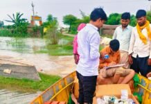 बाढ़ प्रभावित गांवों में स्वास्थ्य विभाग ने पहुंचाई दवा:बहराइच में दूषित पानी से बचाव के लिए क्लोरीन बांटी, बीमारियों के प्रति जागरूक किया