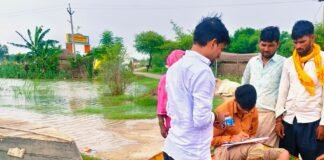 बाढ़ प्रभावित गांवों में स्वास्थ्य विभाग ने पहुंचाई दवा:बहराइच में दूषित पानी से बचाव के लिए क्लोरीन बांटी, बीमारियों के प्रति जागरूक किया