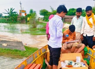 बाढ़ प्रभावित गांवों में स्वास्थ्य विभाग ने पहुंचाई दवा:बहराइच में दूषित पानी से बचाव के लिए क्लोरीन बांटी, बीमारियों के प्रति जागरूक किया