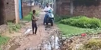 श्रावस्ती के काला गांव की सड़कें बदहाल:गड्ढों और जलभराव से ग्रामीण परेशान, स्कूल जाते बच्चे गिर रहे; जनप्रतिनिधियों से लगाई गुहार