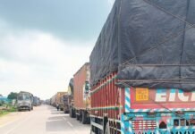 नेपाल बाढ़ के बाद सोनौली सीमा पर लंबा जाम:मालवाहक वाहनों की कतार, काठमांडू-पोखरा मार्ग प्रभावित; पर्यटक भी नेपाल जाने से बच रहे