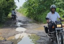 इलाहाबाद-खुटहा नहर मार्ग पर गड्ढों में पानी भरने से आवाजाही:स्कूल जाने वाले बच्चे भी गिर रहे, ग्रामीणों ने मरम्मत की मांग की