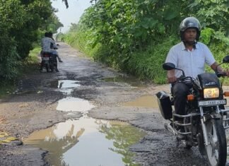 इलाहाबाद-खुटहा नहर मार्ग पर गड्ढों में पानी भरने से आवाजाही:स्कूल जाने वाले बच्चे भी गिर रहे, ग्रामीणों ने मरम्मत की मांग की