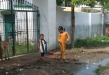 श्रावस्ती के मनवरिया दीवान में गंदगी और जलभराव:विद्यालय और सचिवालय के सामने कीचड़, बच्चों-ग्रामीणों को हो रही परेशानी
