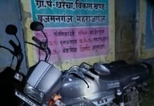 घरैचा में पोखरी के पास अज्ञात वाहन मिला:पुलिस ने कब्जे में लिया, ग्रामीणों में तरह-तरह की चर्चाएं