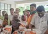 विधायक ने बाढ़ प्रभावित गांवों का दौरा कर:दुबौलिया में बुधवार को पीड़ितों को आटा, चावल, दाल, तेल, मसाले और दवाइयां दीं