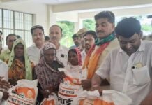 विधायक ने बाढ़ प्रभावित गांवों का दौरा कर:दुबौलिया में बुधवार को पीड़ितों को आटा, चावल, दाल, तेल, मसाले और दवाइयां दीं