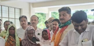 विधायक ने बाढ़ प्रभावित गांवों का दौरा कर:दुबौलिया में बुधवार को पीड़ितों को आटा, चावल, दाल, तेल, मसाले और दवाइयां दीं