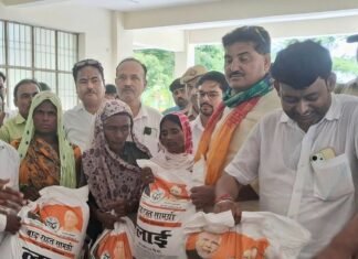 विधायक ने बाढ़ प्रभावित गांवों का दौरा कर:दुबौलिया में बुधवार को पीड़ितों को आटा, चावल, दाल, तेल, मसाले और दवाइयां दीं