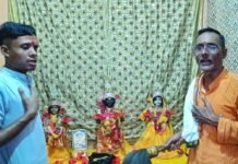 श्रीकृष्ण का छठियार, मंदिरों में उमड़ी भक्तों की भीड़:सिसवा में विधि-विधान से छप्पन भोग के बीच हुआ पूजन, महाआरती के बाद भक्तों ने ग्रहण किया प्रसाद