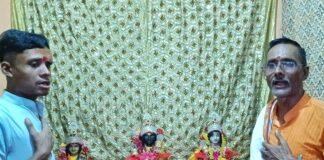 श्रीकृष्ण का छठियार, मंदिरों में उमड़ी भक्तों की भीड़:सिसवा में विधि-विधान से छप्पन भोग के बीच हुआ पूजन, महाआरती के बाद भक्तों ने ग्रहण किया प्रसाद