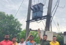 फकीरपुरी में तीन दिन से खराब ट्रांसफार्मर:भीषण गर्मी और अंधेरे में डूबा गांव, ग्रामीणों ने किया प्रदर्शन