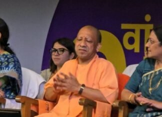 UP: काशी से पोषण अभियान का शंखनाद, CM योगी ने राधा-कृष्ण बने बच्चों को खिलाई खीर