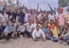 कटेसर गांव में जलभराव से परेशान ग्रामीणों का धरना, गंदे पानी में डूबा रास्ता, समाधान न होने पर आंदोलन की चेतावनी