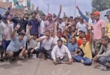 कटेसर गांव में जलभराव से परेशान ग्रामीणों का धरना, गंदे पानी में डूबा रास्ता, समाधान न होने पर आंदोलन की चेतावनी