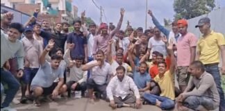 कटेसर गांव में जलभराव से परेशान ग्रामीणों का धरना, गंदे पानी में डूबा रास्ता, समाधान न होने पर आंदोलन की चेतावनी