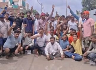 कटेसर गांव में जलभराव से परेशान ग्रामीणों का धरना, गंदे पानी में डूबा रास्ता, समाधान न होने पर आंदोलन की चेतावनी
