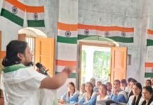 गुरुदेव ने छात्रों को बताए सफलता के पांच सूत्र:नानपारा में संवाद कार्यक्रम, जीवन में आगे बढ़ने के टिप्स दिए