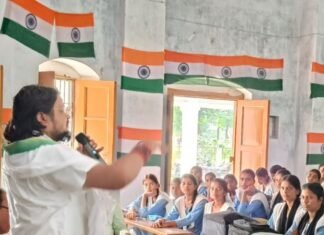 गुरुदेव ने छात्रों को बताए सफलता के पांच सूत्र:नानपारा में संवाद कार्यक्रम, जीवन में आगे बढ़ने के टिप्स दिए