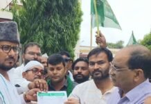 सहारनपुर मस्जिद मामले में एआईएमआईएम का प्रदर्शन:महाराजगंज में जिलाध्यक्ष ने DM को सौंपा ज्ञापन, बोले- कानूनी प्रक्रिया के बिना धार्मिक स्थल तोड़ना गंभीर सवाल