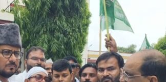 सहारनपुर मस्जिद मामले में एआईएमआईएम का प्रदर्शन:महाराजगंज में जिलाध्यक्ष ने DM को सौंपा ज्ञापन, बोले- कानूनी प्रक्रिया के बिना धार्मिक स्थल तोड़ना गंभीर सवाल