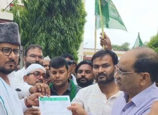 सहारनपुर मस्जिद मामले में एआईएमआईएम का प्रदर्शन:महाराजगंज में जिलाध्यक्ष ने DM को सौंपा ज्ञापन, बोले- कानूनी प्रक्रिया के बिना धार्मिक स्थल तोड़ना गंभीर सवाल